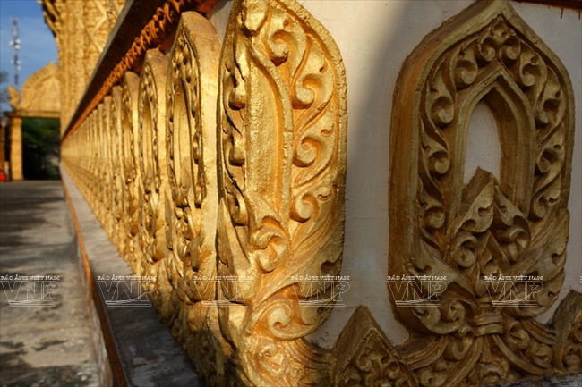 Des bas-reliefs sur les murs de la pagode khmère.