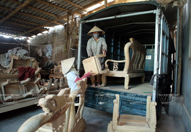 Ses meubles se vendent bien dans le pays et sont exportés. 