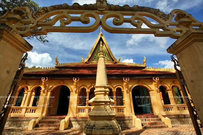 Entrée principale de la pagode khmère