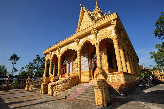 Le sanctuaire majestueux possède les traits architecturaux uniques de la pagode khmère du Sud.