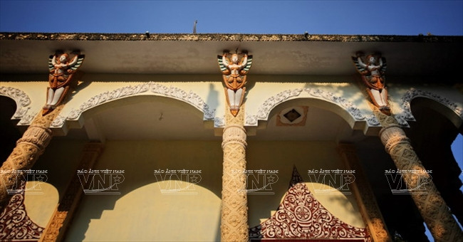 Les symboles de l'oiseau mythique Krud portant le toit de la pagode