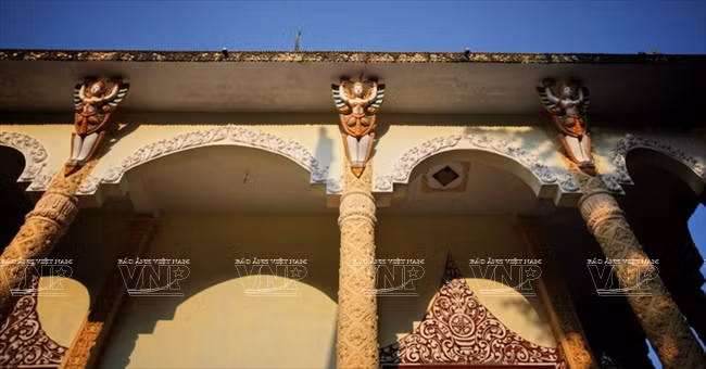 Les symboles de l'oiseau mythique Krud portant le toit de la pagode