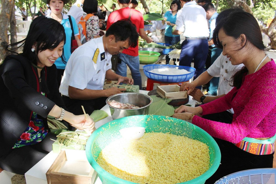...de même que des pousses de bambou séchées, haricot mungo, porc, poulet, des fleurs et des fruits, ont été préparés.