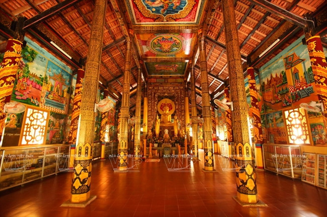 A l'intérieur du sanctuaire.