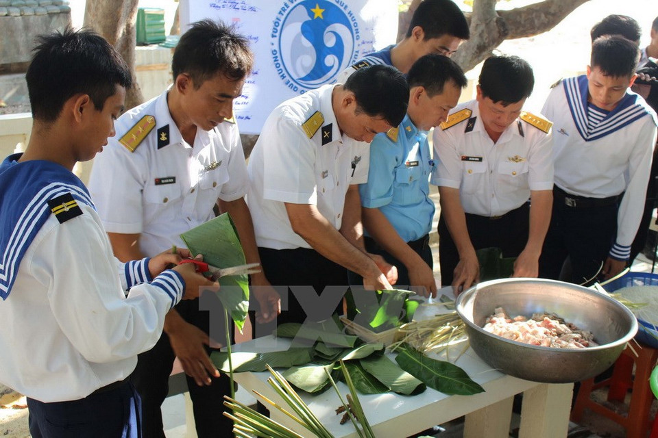 Des soldats en poste sur le récif de Da Lat font des banh chung. 