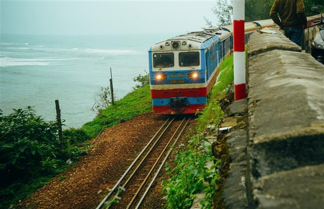 Le train Thông Nhât (Train de la Réunification ) passant le col de Hai Van 