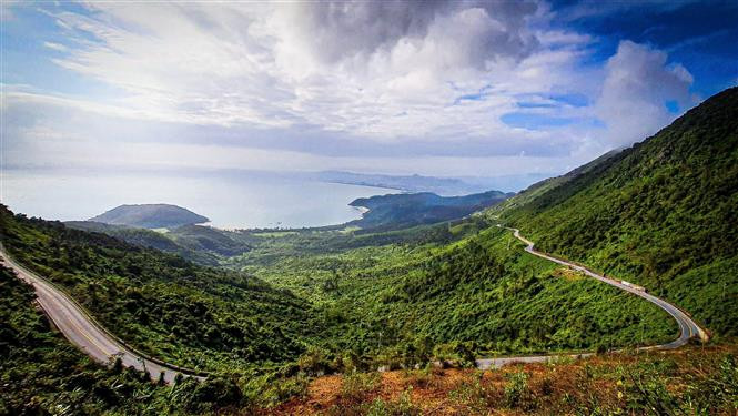 Vu d'en haut, le col de Hai Van est comme une bande de soie qui se faufile à travers la cordillère de Truong Son.