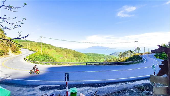 Avec ces virages « en épingles à cheveux » et sa brume tenace toute l’année, le col de Hai Van est une destination touristique attrayante. 