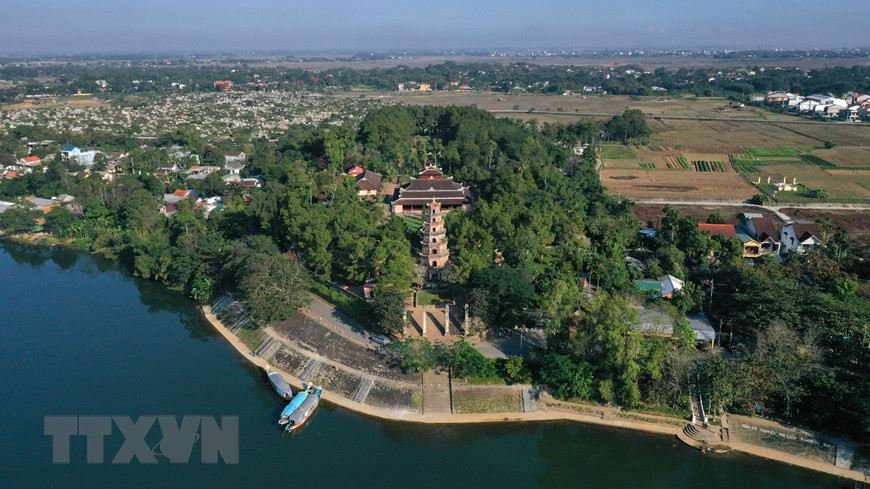 La pagode de Thiên Mu se situe à 4 km au sud-ouest du centre-ville, sur la colline de Ha Khê, rive gauche de la rivière de Parfums, dans la commune de Huong Long. 