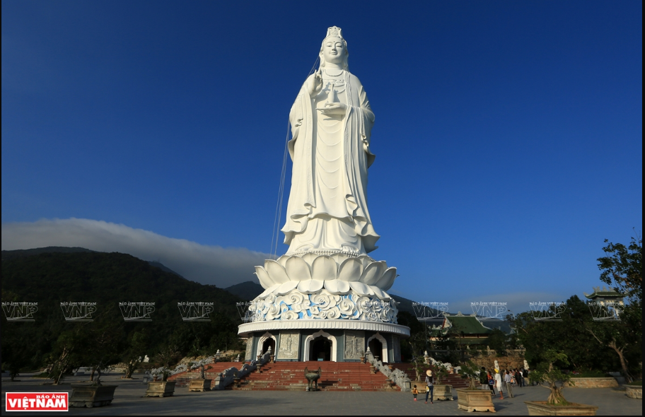 Avec une hauteur de 67 m, la statue de la déesse Quan Yin au sein de la pagode est considérée comme la plus grande au Vietnam. Elle tourne le dos à la montagne, visage face à la mer et tient dans sa main gauche une bouteille d'eau.