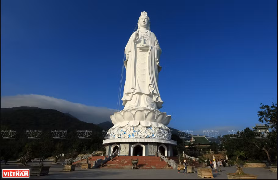 Avec une hauteur de 67 m, la statue de la déesse Quan Yin au sein de la pagode est considérée comme la plus grande au Vietnam. Elle tourne le dos à la montagne, visage face à la mer et tient dans sa main gauche une bouteille d'eau.