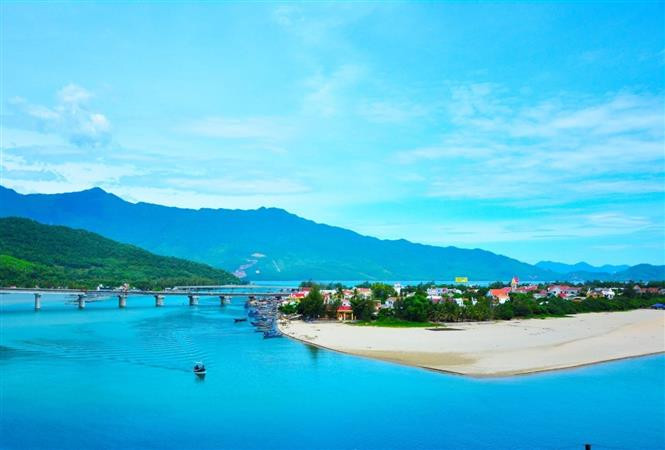 Au sommet du col des Nuages, on peut jouir d’une vue panoramique sur la baie de Lang Co, Da Nang, le port de Tien Sa, la péninsule de Son Tra et l’île de Cu Lao Cham.