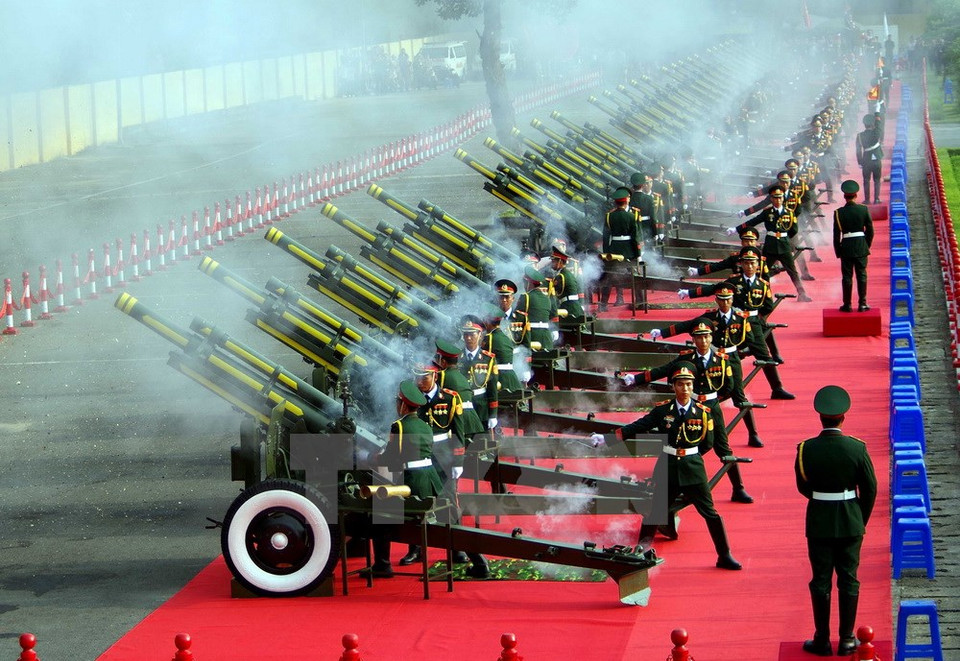 Tir d'honneur des 21 coups de canons.
