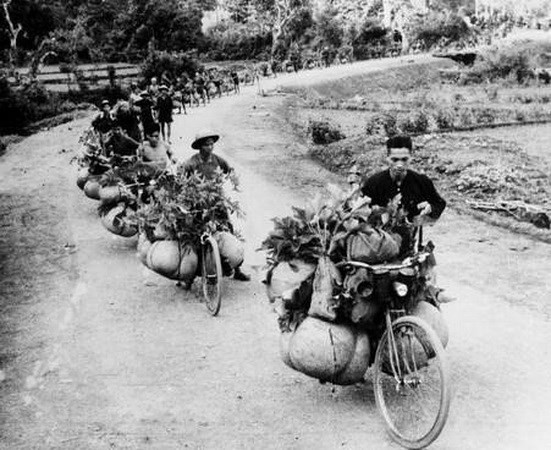 Des dizaines de milliers de véhicules rudimentaires et motorisés ont été mobilisés pour le transport de munitions et de vivres pour la bataille de Dien Bien Phu.