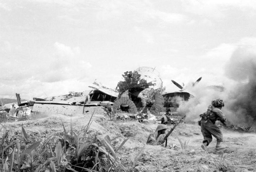 L’armée vietnamienne furt contrôlé l'aéroport de Muong Thanh à partir de l'après-midi du 22 avril, bloquant tout ravitaillement français à la base Dien Bien Phu.