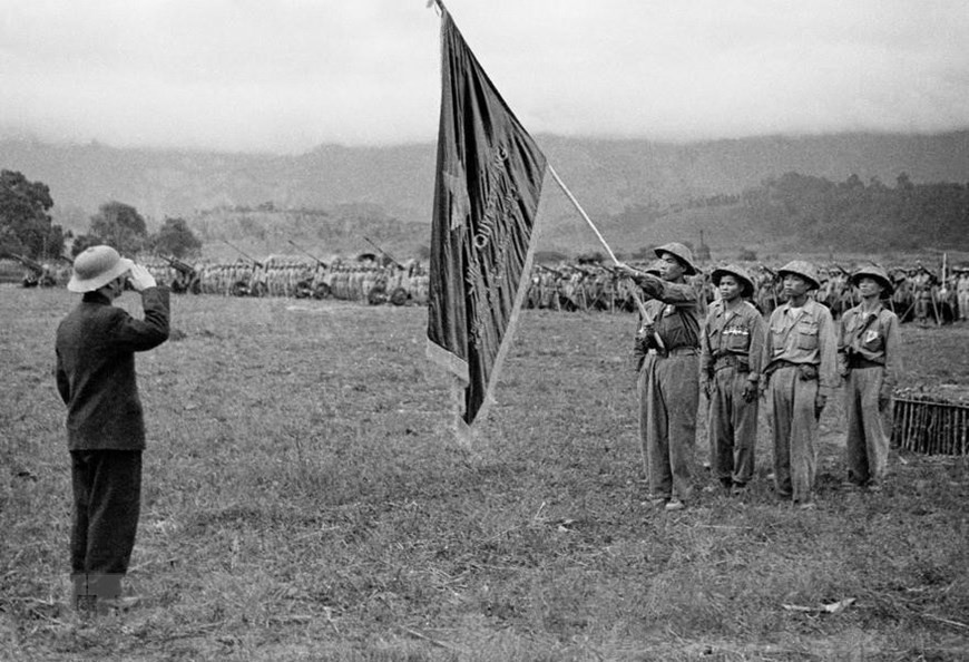 Le général Vo Nguyen Giap a remis le drapeau offert par le Président Hô Chi Minh aux unités participant à la bataille de Dien Bien Phu.