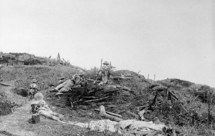 Après de dûrs combats, l’armée vietnamienne conquiert dans la matinée du 7 mai, la colline A1 - la mieux fortifiée de la base de Dien Bien Phu.