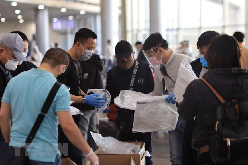 Des groupes de bénévoles vietnamiens sont également allés distribuer des équipements de protection à l’aéroport.