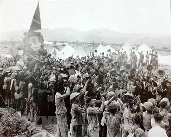 Une parade militaire célébrant la victoire de Dien Bien Phu à Dien Bien
