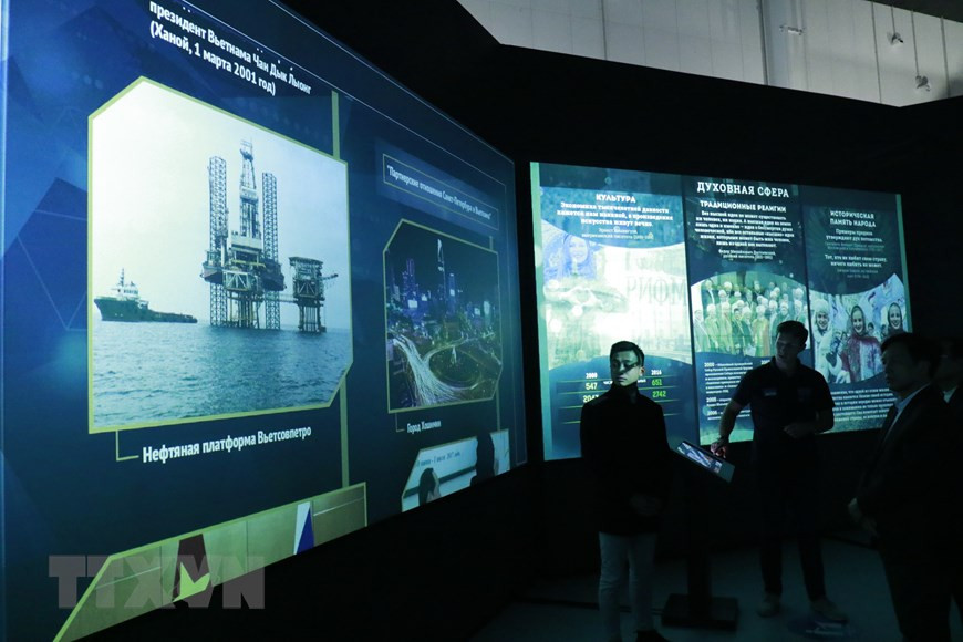 Photos sur la coopération entre le Vietnam et la Russie dans l'exploitation du pétrole et du gaz sur le plateau continental du Vietnam.