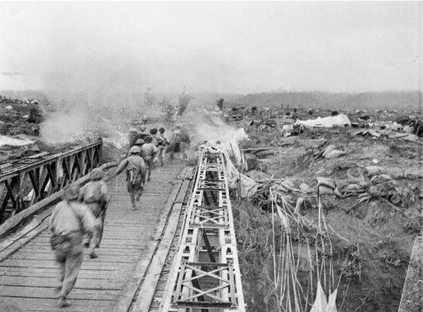 Des soldats vietnamiens traversant le pont Muong Thanh pour attaquer le coeur du camp retranché français. 