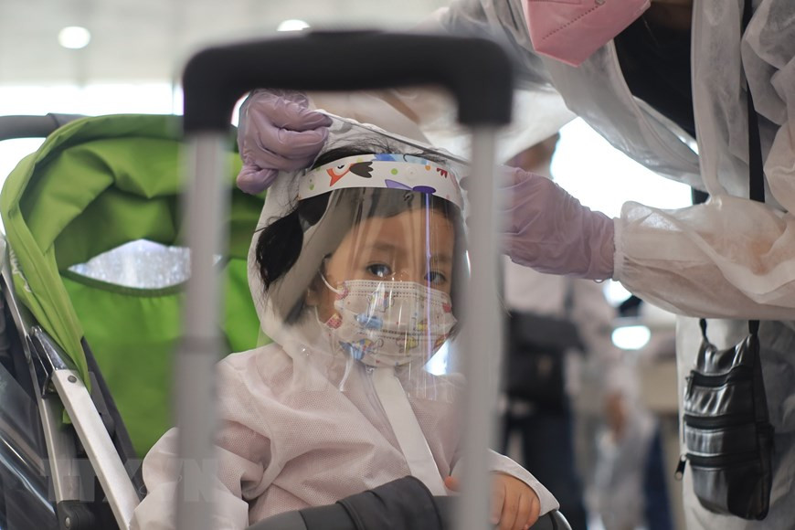 Les enfants sont bien équipés avec des équipements de protection.