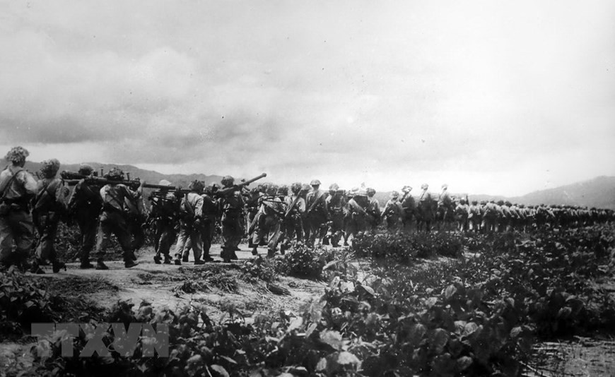 Des soldats vietnamiens furent marché vers le Nord-Ouest pour participer à la campagne de Dien Bien Phu en 1954.
