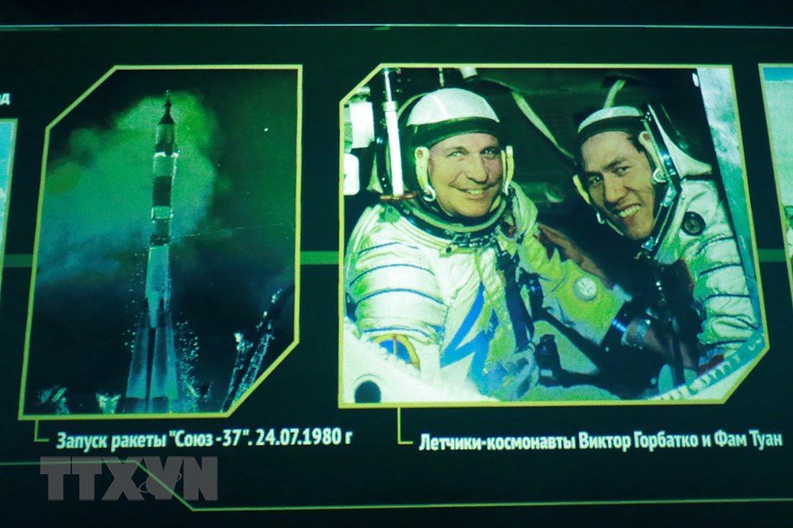 Les cosmonautes Pham Tuan (à droite) et Viktor Gorbatko avant le vol historique de juillet 1980