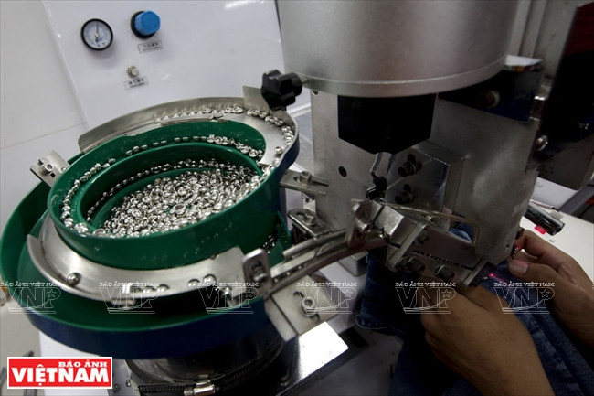 Broder les perles sur les jeans.