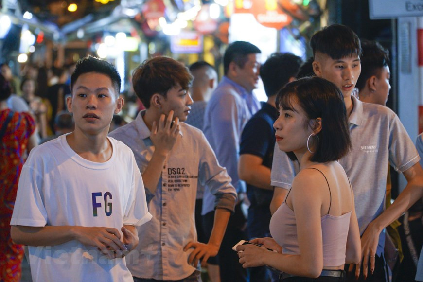 Minh Tu, 24 ans, domicilié dans l’arrondissement de Dông Da, se promène dans cette rue avec des amis. Il a souhaité voir le Vietnam endiguer bientôt l’épidémie de COVID-19, pour que la vie normale se reprenne. Selon le vice-président du Comité populaire municipal Ngô Van Quy, la ville a passé 28 jours sans nouvelle infection locale, les foyers épidémiques dans la région ont pris fin. Cependant, le risque est toujours évident, surtout dans un proche avenir lorsque le Vietnam va reprendre des vols commerciaux avec certains pays. Par conséquent, Hanoï doit contrôler étroitement le risque de l'épidémie à l'intérieur, continuer à empêcher l’importation du coronavirus de l’extérieur. Photo : VietnamPlus