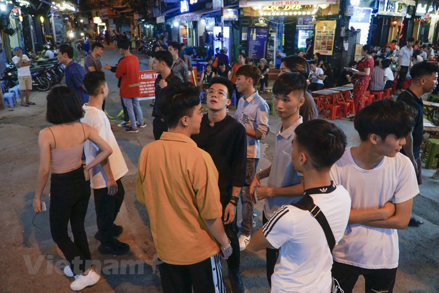 Ta Hiên est une petite rue qui fait 270 m de long. La rue est cachée dans le Vieux quartier de la capitale. Les Hanoïens l’appellent la rue des «Tây» (Occidentaux). Sans aucun doute le lieu le plus cosmopolite de la capitale. Les jeunes y viennent pour profiter de l’ambiance géniale. Depuis l’an 2010, une partie de la rue a retrouvé son charme d’antan avec d’anciennes maisons reconstruites dans le cadre d’un projet de coopération entre Hanoï et la ville de Toulouse (France). Les habitants de la rue Ta Hiên et ceux de la capitale vietnamienne en général en sont très fiers. Photo : VietnamPlus