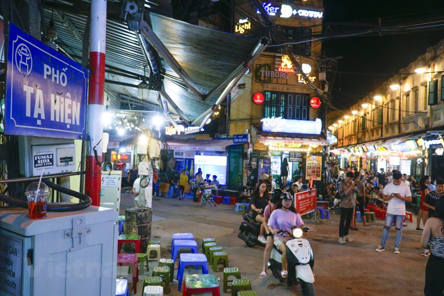 À chaque fois que l'on parle de la "rue des Occidentaux" à Hanoï, les habitants de la capitale pensent immédiatement au carrefour des rues Ta Hiên - Ma Mây - Luong Ngoc Quyên. Le point d'orgue de ce carrefour cosmopolite est la rue Ta Hiên qui fait quelques centaines de mètres de longueur seulement et où il y a des maisons adjacentes à d'anciens toits de tuiles brunes, à l'architecture française du début du XXe siècle. Ta Hiên ressemble à une jeune fille à la beauté intérieure. Pas vraiment très belle, mais beaucoup de charme, surtout le soir venu... Contrairement à la beauté tranquille du début de la matinée, la rue Ta Hiên devient charmante et animée lorsque la nuit tombe. Photo: VietnamPlus