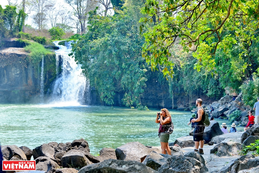 La cascade de Dray Sap se trouve dans la commune de Nam Ha, district de Krong Kno, province de Dak Nông. Des touristes étrangers explorent la beauté sauvage de la cascade de Dray Sap. Photo : VNP 