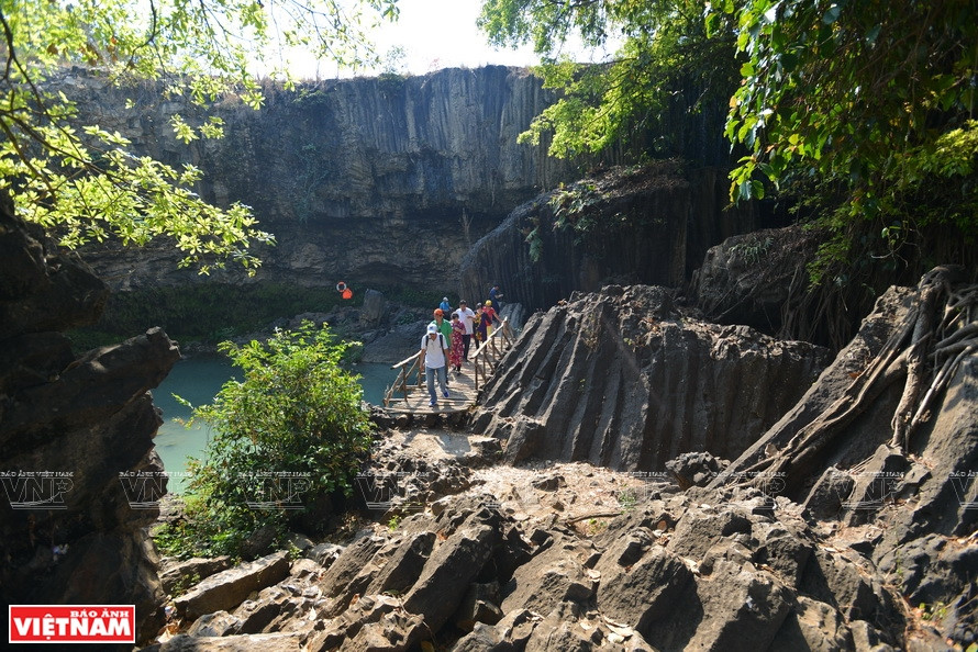 Des millions d'annees de tectonique ont créé des vallées profondes et magnifiques où rugit la majestueuse cascade de Dray Nur. Photo : VNP 