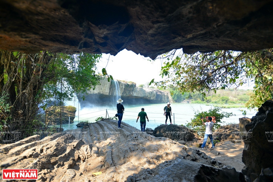 Voûte d'une grotte regardant vers la cascade de Dray Nur. Photo :VNP