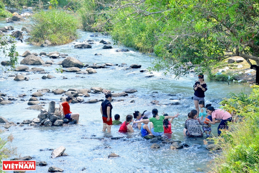 Baignade dans l'eau fraîche au pied de la cascade de Dray Sap. Photo : 