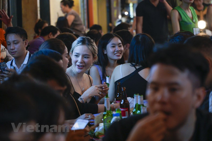 La rue Ta Hiên attire les gens avec sa gastronomie originale sur le trottoir et son architecture typique bien conservée en même temps. Elle est limitée au sud par la rue Hàng Bac et au nord par la rue Hàng Buôm. Selon les Hanoïens, Ta Hiên ressemble à une jeune fille à la beauté intérieure. Pas vraiment très belle, mais beaucoup de charme, surtout le soir venu... La nourriture de la rue Ta Hiên est très diversifiée. Des plats sont assez simples, pas trop raffinés, mais lorsqu’on les mange avec de la bière, cela crée un goût exquis. Les cuisines les plus cherchées sont des œufs de caille grillés, des nem chua, des pattes de poulet frites, des pommes de terres frites. Photo : VietnamPlus