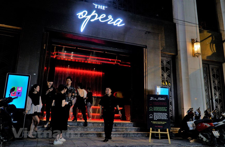 Les bars dans cette rue sont rouverts. À partir d'octobre 2014, trois rues Ma Mây - Ta Hiên - Luong Ngoc Quyên étaient prévues pour être une zone piétonne le week-end. Bien que la rue Ma Mây ne soit pas trop bruyante et pleine de monde comme la rue Ta Hiên, elle a ses propres caractéristiques uniques. Au long de la rue, la richesse des boutiques de souvenirs présentent des produits traditionnels, laissant les visiteurs inoubliables. La nuit à Ta Hiên est plus excitante. La rue Luong Ngoc Quyên est animée avec des versions acoustiques et Ma May apporte une ambiance plus douce avec des chansons folkloriques. Toutes ces choses créent une caractéristique unique pour ce vieux quartier de Hanoï, faisant tout invité international de rester amoureux pour Hanoï ... Photo : VietnamPlus