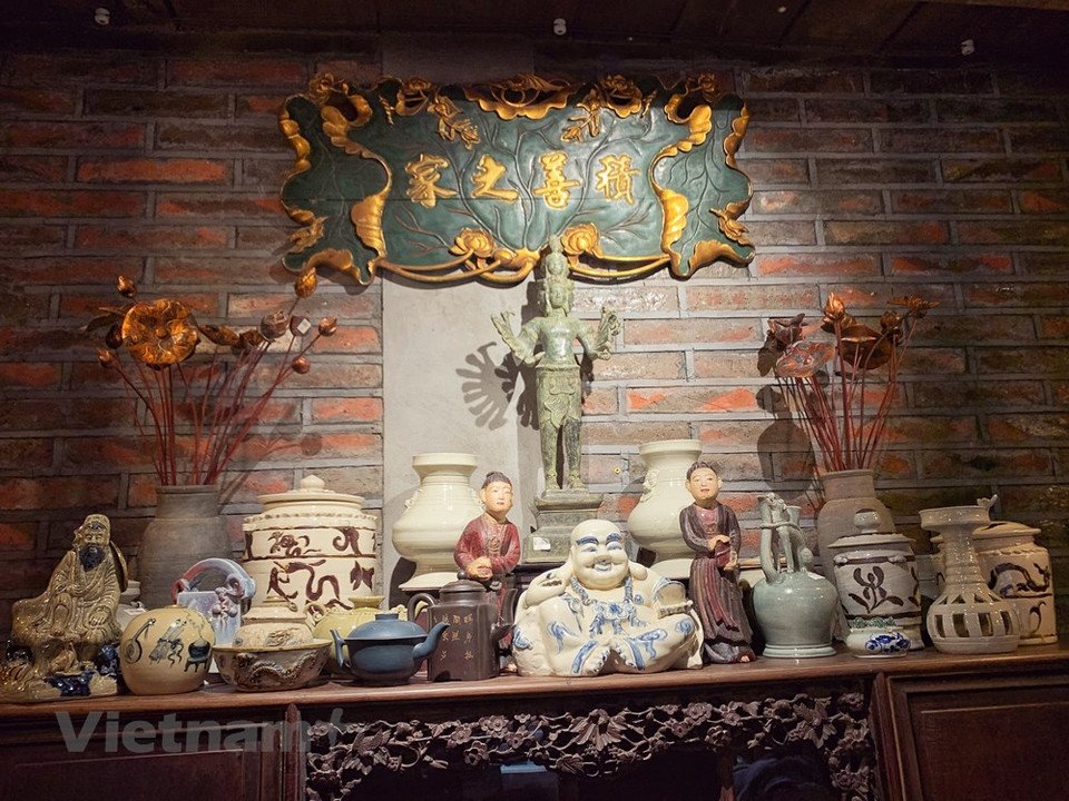 L'histoire de la céramique vietnamienne est aussi vieille que la civilisation vietnamienne, apparue au mésolithique (environ 10.000 ans avant notre ère) avec la culture de Son Vi et de Hoa Binh. Mais la céramique vietnamienne a véritablement connu son essor avec un niveau d'esthétique et un style bien à elle sous la dynastie des Ly, à partir du XIème siècle, lorsque l'indépendance reconquise après dix siècles de domination chinoise a permis à la céramique vietnamienne d'affirmer son identité. Sous la dynastie des Lê au XVème siècle, on voit apparaître le premier four à Bat Trang, un petit village au bord du fleuve Rouge situé à quelques kilomètres de Hanoï, capitale impériale à cette époque. Bat Trang était idéalement située sur la voie fluviale entre les deux plus grandes villes et centres commerciaux de l'époque Hanoï, alors appelée Thang Long, et Pho Hien, selon le site authentikvietnam.com.