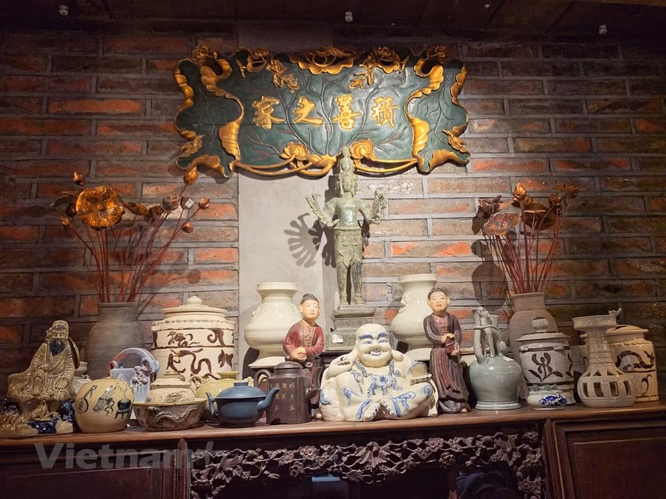 L'histoire de la céramique vietnamienne est aussi vieille que la civilisation vietnamienne, apparue au mésolithique (environ 10.000 ans avant notre ère) avec la culture de Son Vi et de Hoa Binh. Mais la céramique vietnamienne a véritablement connu son essor avec un niveau d'esthétique et un style bien à elle sous la dynastie des Ly, à partir du XIème siècle, lorsque l'indépendance reconquise après dix siècles de domination chinoise a permis à la céramique vietnamienne d'affirmer son identité. Sous la dynastie des Lê au XVème siècle, on voit apparaître le premier four à Bat Trang, un petit village au bord du fleuve Rouge situé à quelques kilomètres de Hanoï, capitale impériale à cette époque. Bat Trang était idéalement située sur la voie fluviale entre les deux plus grandes villes et centres commerciaux de l'époque Hanoï, alors appelée Thang Long, et Pho Hien, selon le site authentikvietnam.com.