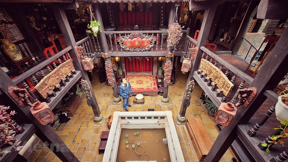 La maison sur pilotis 150, située dans le village de céramique de Bat Trang, en banlieue de la capitale Hanoï, est une destination incontournable une fois que les touristes visitent ce vieux village d’artisanat de 600 ans. La maison est l’une des anciennes maisons du village de Bat Trang qui est depuis longtemps connu en tant que marché animé de poterie. En effet, Bat Trang abrite plusieurs maisons centenaires, dont certaines ayant été restaurées selon le style architectural de la campagne du delta du fleuve Rouge d’autrefois. La maison sur pilotis 150 est aussi une ancienne espace, où sont conservées de nombreuses antiquités datées du 16e siècle. 
