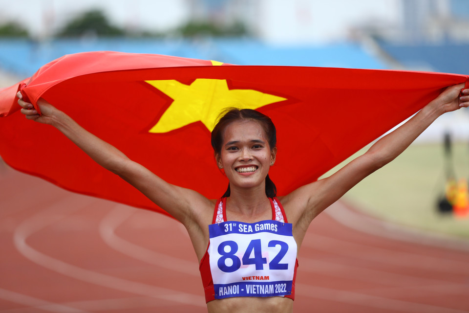 La joie de l'athlète Pham Thi Hong Le après avoir terminé première du 10.000 mètres féminin avec un record de 35 minutes 56 secondes 38.