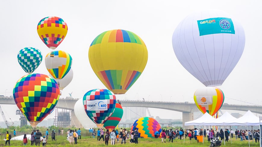 Le festival de montgolfières "Hanoï Multicolore" a eu lieu du 25 au 27 mars au jardin de longanes de Long Bien, dans l’arrondissement du même nom.