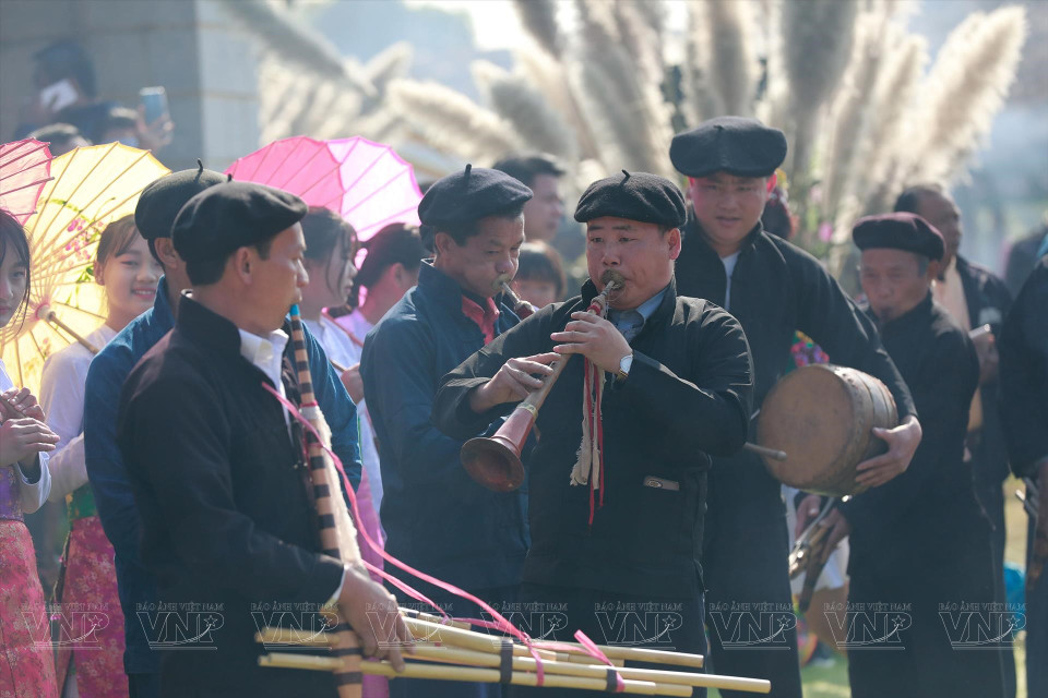 Les montagnards jouent du «khen», un instrument ethnique traditionne. 