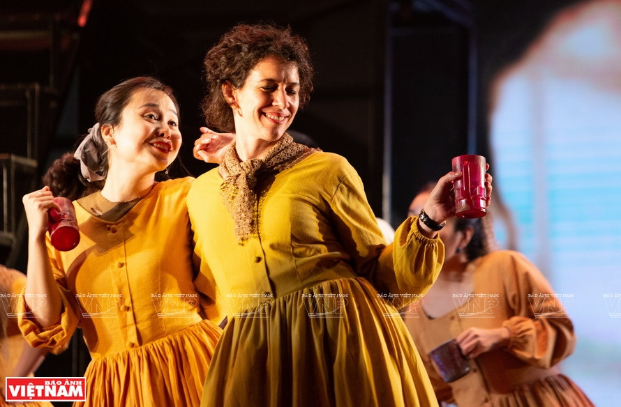 Anne Sophie sur scène dans la pièce "Les misérables"à Hanoï en 2020.