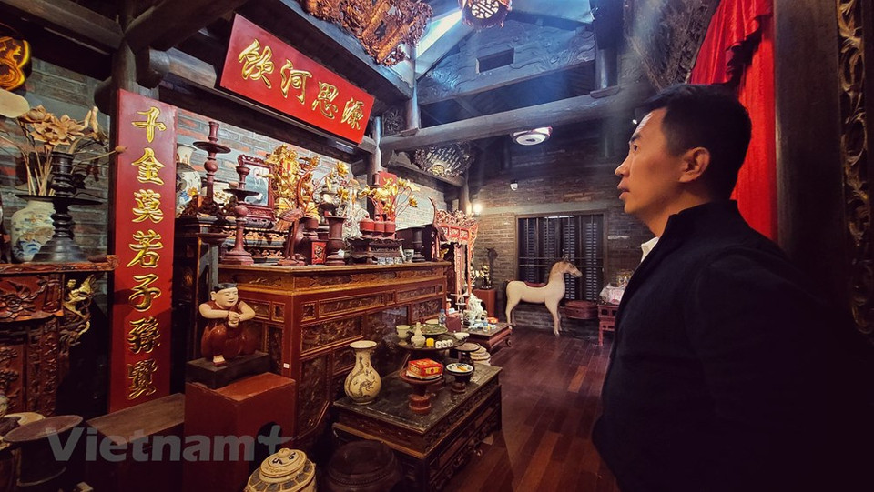 Situé à 15 km du centre-ville de Hanoï, dans la commune de Bat Tràng, district de Gia Lâm, le village de céramique de Bat Tràng est une destination idéale les week-ends pour les touristes de tous âges. En arrivant au village, les visiteurs ne peuvent pas manquer le marché de la céramique. Depuis 2014, ce marché de la céramique a été aménagé pour devenir un centre commercial spécialisé dans la distribution de produits en céramique et porcelaine. Là, vous pourrez trouver tout type de produits, à des prix variés. En particulier, les visiteurs pourront même s’initier à la poterie grâce à l’aide d’artisans du village....