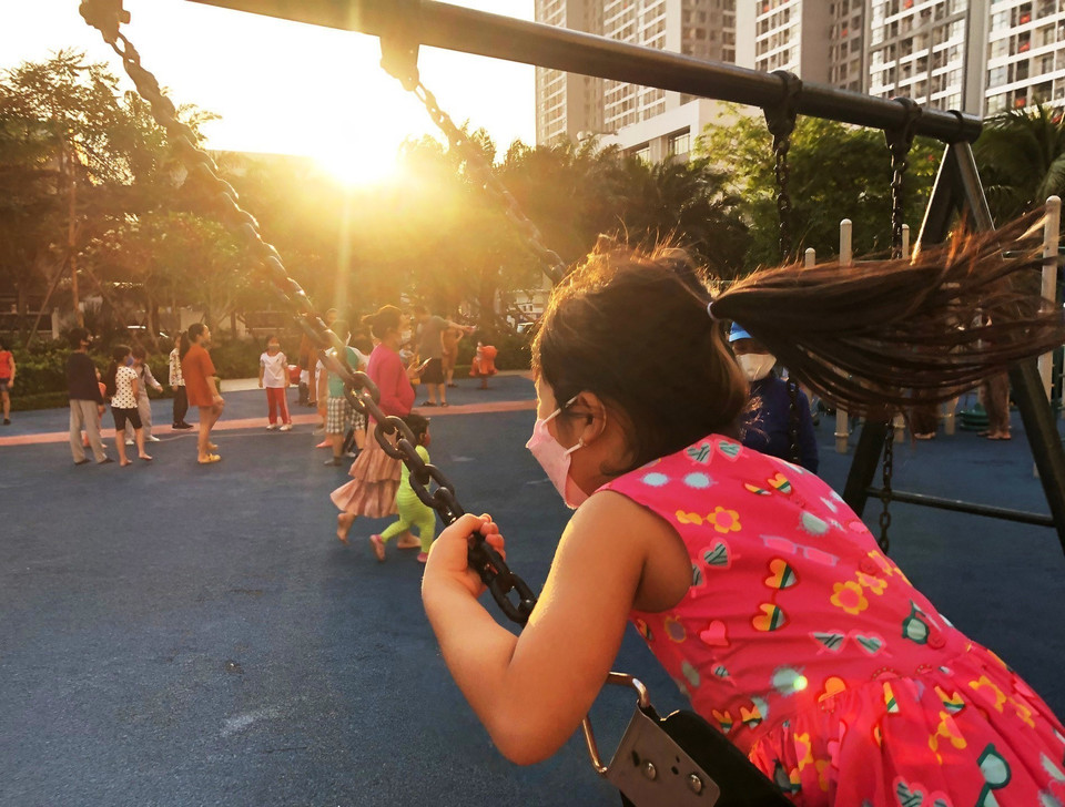 Enfants jouant dans la zone urbaine Times City, dans l'arrondissement de Hoang Mai à Hanoï .