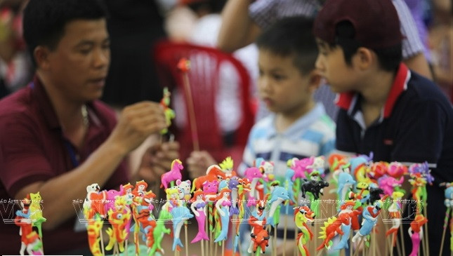 Les tò he, des figurines de pâtes de riz gluant colorées, un beau trait original de la culture populaire des Vietnamiens. Photo: VNA