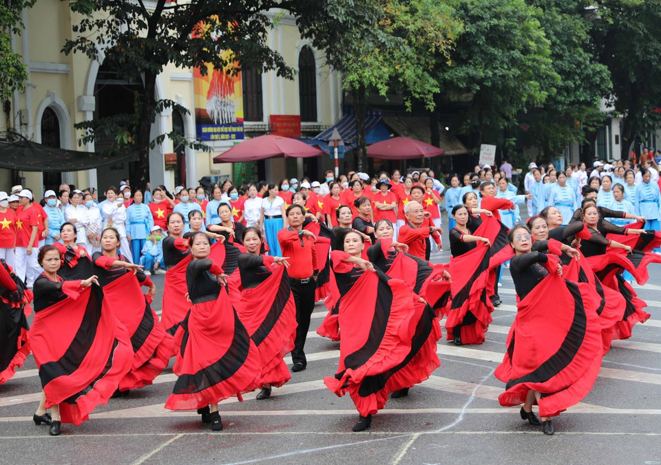 Ces danseurs sont tous âgés entre 70 et 80 ans (euh, je ne crois pas, xem ky di!!!).