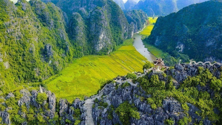 Situées à plus de 90km au sud de Hanoï, dans la province de Ninh Binh (Nord), Tam Côc et Bich Dông, qui s'étendent sur 350 ha, possèdent de nombreuses grottes karstiques et vestiges historiques.